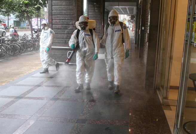 台北市7日有2例境外改判本土，為萬華某防疫旅館群聚感染。圖為國軍化學兵群持續加強防疫旅館等10大場域周邊公共區域環境消毒。（資料照，王英豪攝）