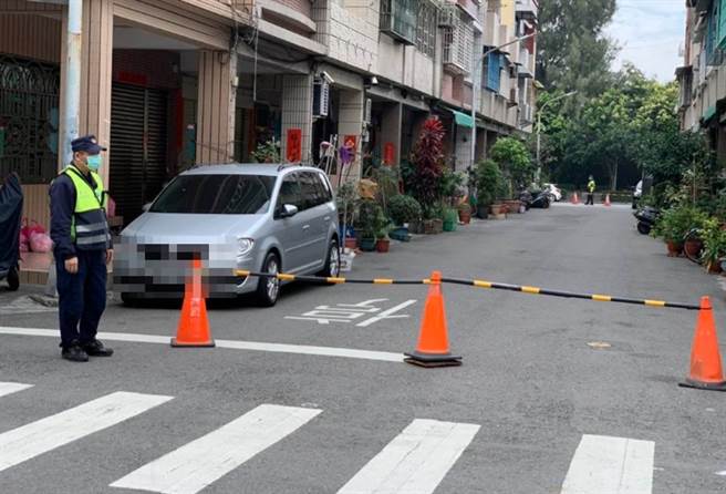 鼓山分局警方在旗津区中华里一处巷口摆放三角锥及横杆封街，禁止外车及閒杂人等进入，守护疫区安全。（高市鼓山分局提供／袁庭尧高雄传真）
