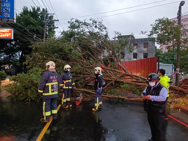 消防人员获报到场处理。（翻摄画面）