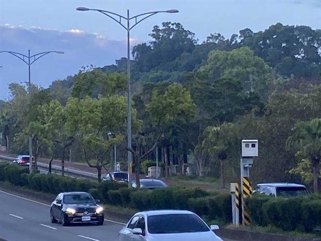 彰化台74甲線2.2K處測速照相桿，去年取締超速狂拍1.3萬張，6日開工日起悄悄轉向往北拍。（謝瓊雲攝）