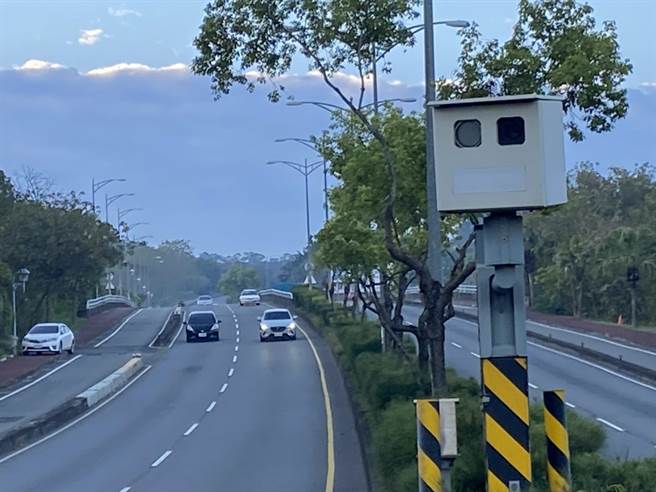 彰化台74甲線2.2K處測速照相桿，去年取締超速狂拍1.3萬張，6日開工日起悄悄轉向往北拍。（謝瓊雲攝）