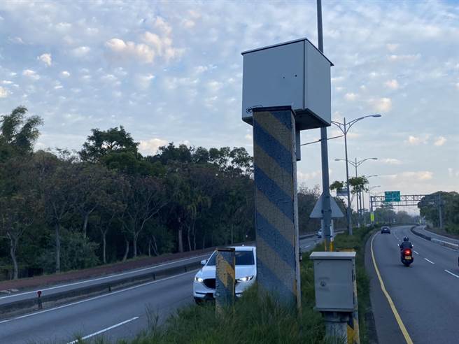 彰化台74甲線2.2K處測速照相桿，去年取締超速狂拍1.3萬張，6日開工日起悄悄轉向往北拍。（謝瓊雲攝）