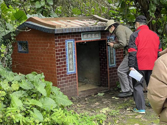 沪尾田野工作室文史工作者纪荣达于农历年前夕，于淡水崁顶里育英国小一带，发现了清军定海副营的古墓碑三方，新北市文化局7日邀集各专家、文史工作者会勘，后续待确认有文化资产保存价值后，才会再做列册追踪。（戴上容摄）