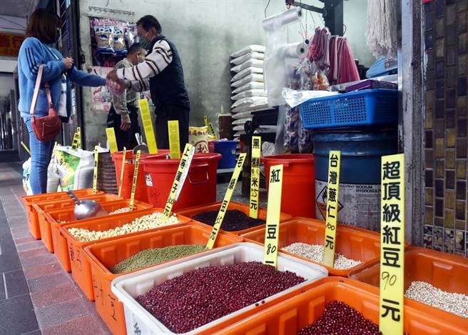 為避免農曆年後再掀漲價潮，行政院宣布，至4月底止，免徵進口玉米、黃豆、小麥營業稅，奶油、烘焙用奶粉等進口關稅減半，天然氣民生用戶及桶裝瓦斯也凍漲。（資料照，顏謙隆）