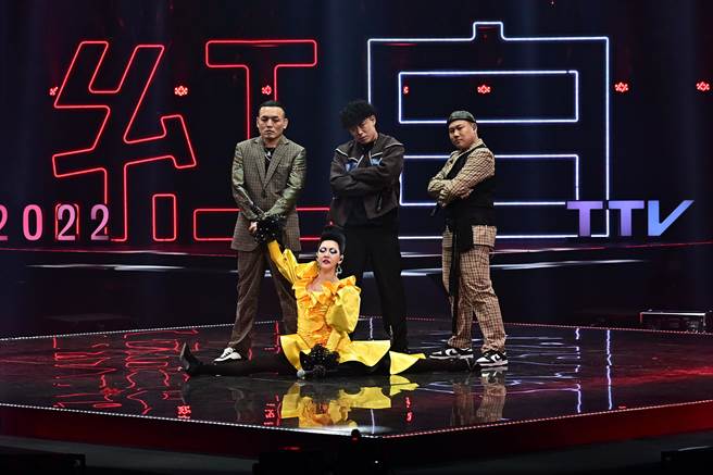 小S、玖壹壹《红白》合体嗨翻全场。（台视提供）