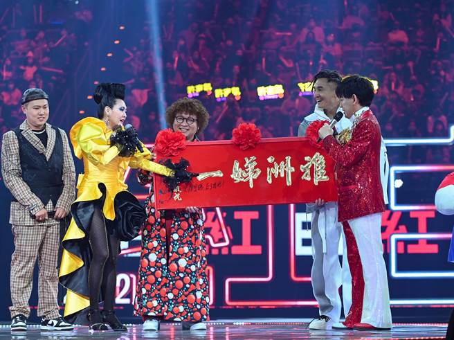 黄子佼致赠匾额「雅洲娣一」给小S。（台视提供）