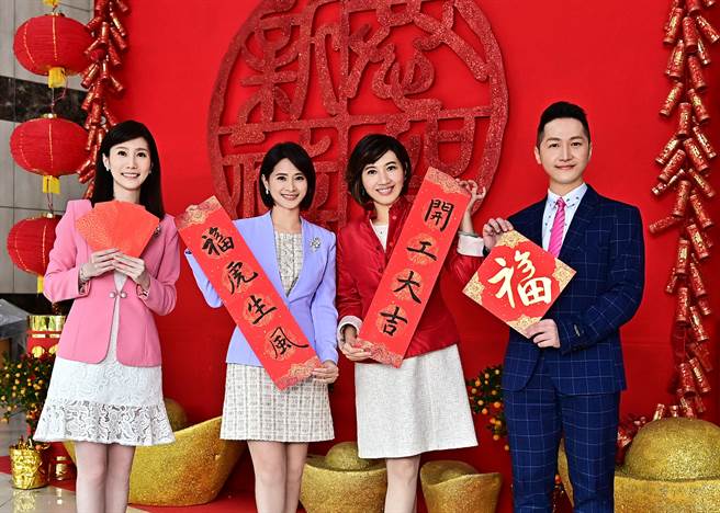 台视主播张寧、侯乃榕、林益如、郭于中开工迎新年。（台视提供）