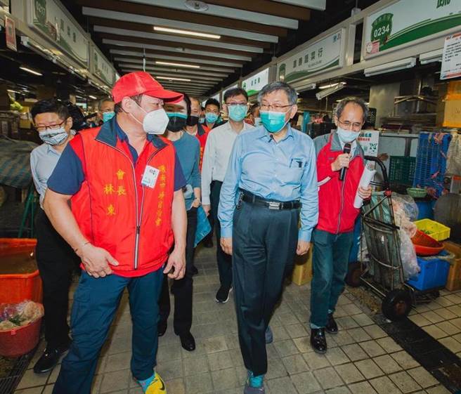 柯市府拟开发「市场云」，图为台北市长柯文哲日前视察环南市场。（本报资料照）
