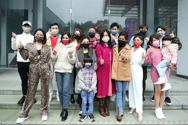 《黄金岁月》剧组开工团拜。（民视提供）