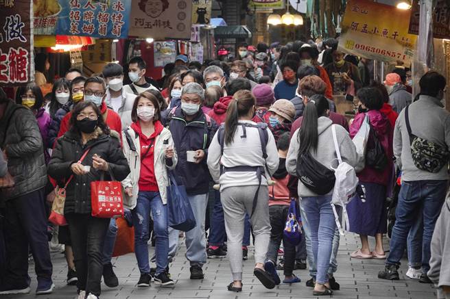 春节连假虽已结束，但金山老街7日仍涌入大量游客，将小小老街挤得水泄不通。（黄子明摄）