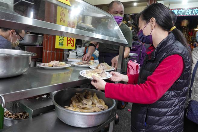 金山老街知名美食店吸引许多饕客前往品尝美味。（黄子明摄）
