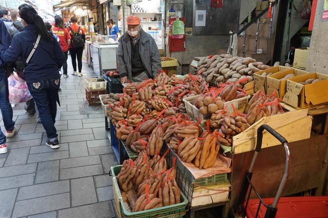 金山老街贩售当地知名特产地瓜正应时。（黄子明摄）