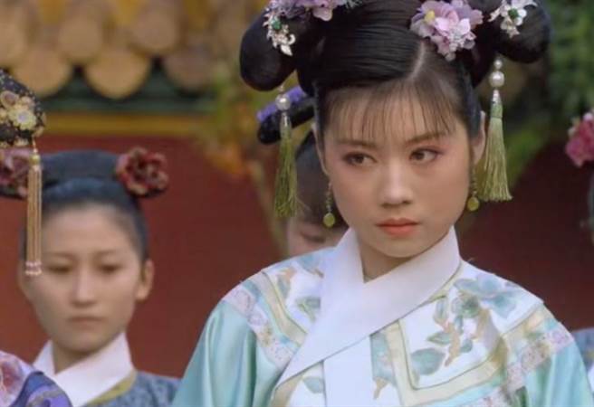 2012年張洢萌18歲演《甄嬛傳》，竟被網民嘲笑是「大餅臉」。（圖／截取自《甄嬛傳》劇照）