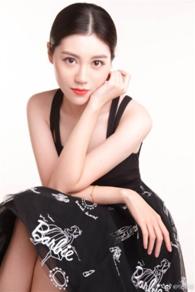27歲的張洢萌變成了眼大面尖的「網紅臉」，而被指「整容」。（圖／截取自微博）
