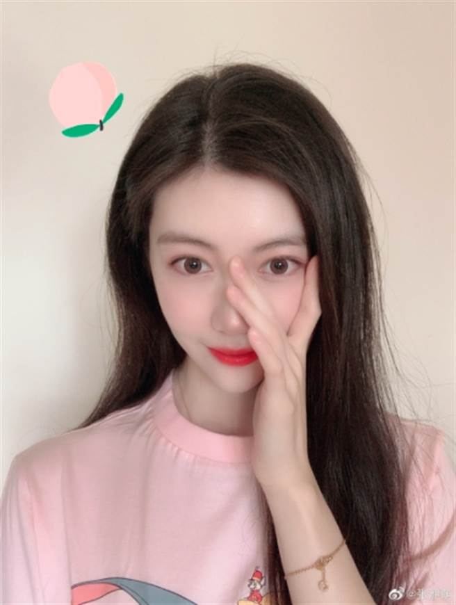 27歲的張洢萌變成了眼大面尖的「網紅臉」，而被指「整容」。（圖／截取自微博）