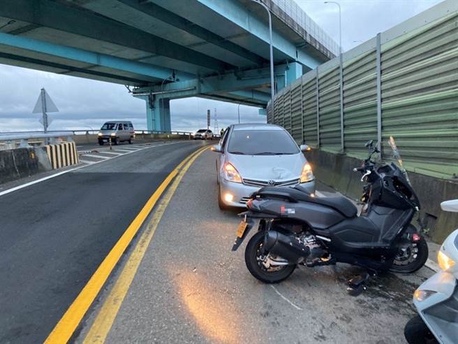 陈姓男子上月29日驾驶轿车下台65快速道路土城匝道时，违规跨越双黄线逆向行驶，意外擦撞赖姓重机驾驶，赖男当场遭撞翻，跌落在地。（蔡雯如翻摄）