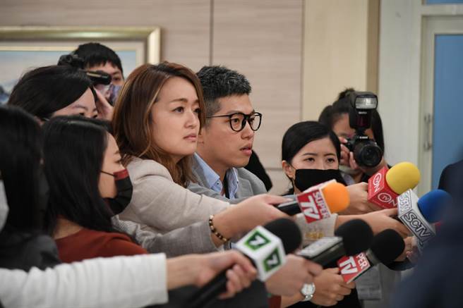 「百灵果」客串《天之骄女》演记者。（三立提供）