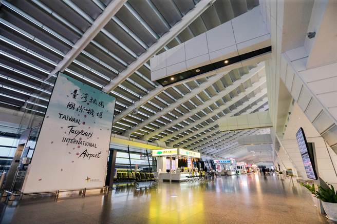 边境解封尚无明确规画，已被打趴在地的旅行产业去年九月后面临纾困措施已收手，如同「被放生」，两年下来业者债臺高筑，观光业人才大量流失。图为桃园机场出境大厅少了出国旅客显得冷冷清清。（陈麒全摄）