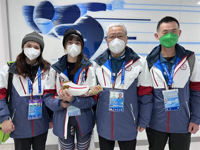 北京冬奧中華隊總領隊陳士魁（右二）與滑冰代表隊教練黃錦龍（右一）、選手黃郁婷（左二）。（中華奧會提供）