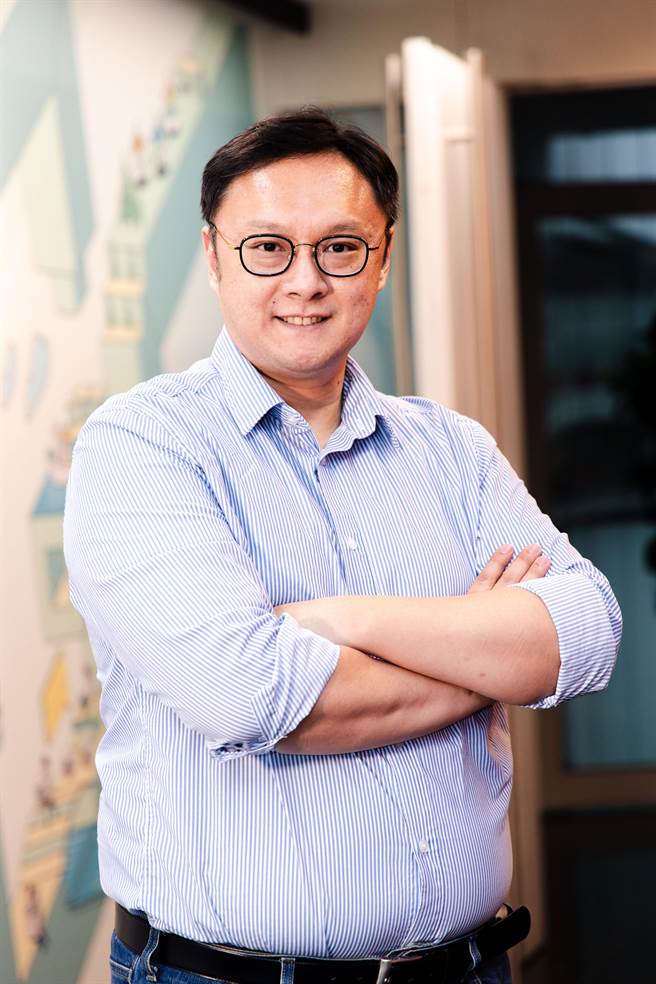 台中市长卢秀燕7日公布首长人事调整，新任新闻局长由资深媒体人郑照新接任。（台中市府提供／卢金足台中传真）