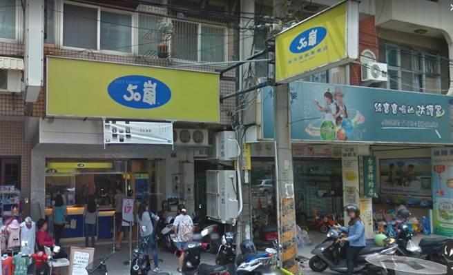 日前有網友於網路論壇Dcard貼出一段IG限時動態的影片，影片中身著50嵐制服的男子將髒鞋丟入廚房鍋子內，引起網友熱議，飲料業者澄清，影片中的鍋子為報廢桶子、夾子，並不會直接用於煮食材。經查證該連鎖店位於雲林虎尾，雲林縣衛生局已前往稽查糾正，並未開罰。 (翻攝 Google Maps)