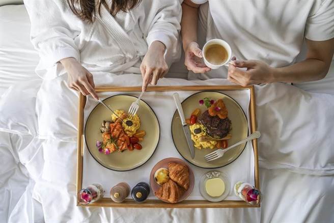 （台北君悦水酒店的情人节住房专案，可在客房内享有情人早午餐。图／台北君悦酒店）