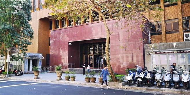 孙姓男子在台北市一家酒吧偷窥人上厕所，遭裁罚3000元，他提异议辩称以为厕里的是友人，台北地方法院认为，妨害他人隐私就该受罚，不论对方是否为友人，裁定驳回异议确定。本报资料照片