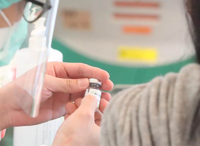 澳洲宣布，自本月21日起將對完整接種新冠肺炎疫苗的國際旅客開放邊界，惟須接種經「澳洲藥物管理局」（TGA）認可的疫苗，否則入境澳洲前仍需申請旅行豁免，或提供因醫療考量不能接種的證明。圖為高端藥劑瓶罐。（資料照，鄭任南攝）