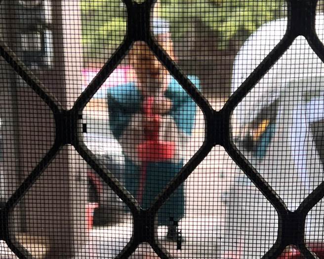 一名男网友表示，他家门前突然出现一尊财神爷，诡异模样让他心里发毛，网友看了也吓一大跳，直呼别开门。（图／翻摄脸书社团爆废公社）