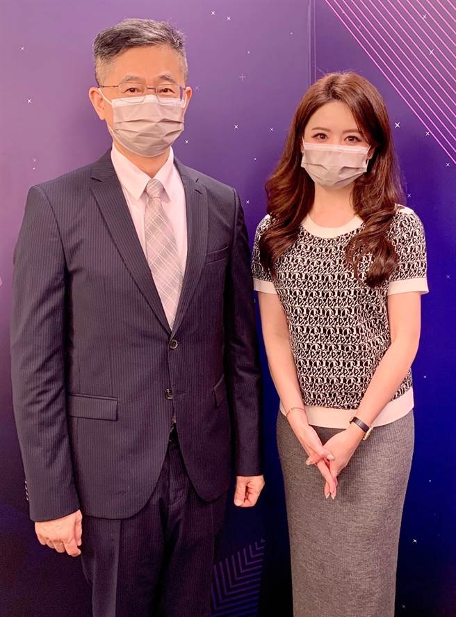 台湾运彩总经理林博泰(左)上时来运转节目，与主持人尉迟佩玉(右)谈运彩眉角。(林胜发摄)