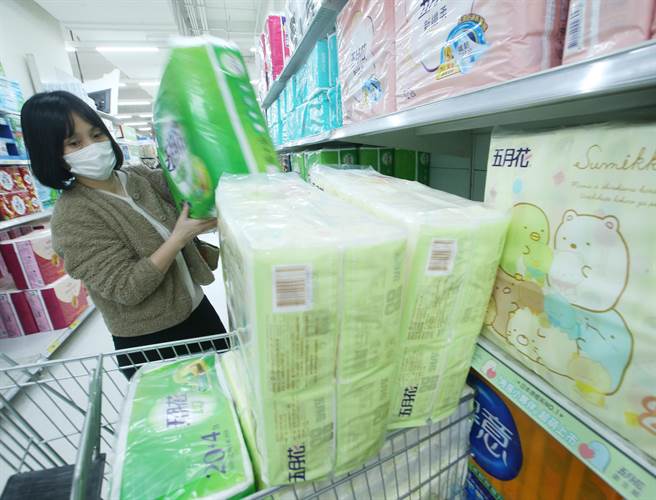 日用品涨价风声不断，继卫生纸2月下旬陆续调整价格后，现在又传出婴幼儿必备的尿布，厂商也拟调涨10％以上，涨幅将高于卫生纸的8％。图为民眾前往大卖场购买抽取式卫生纸。（陈怡诚摄）