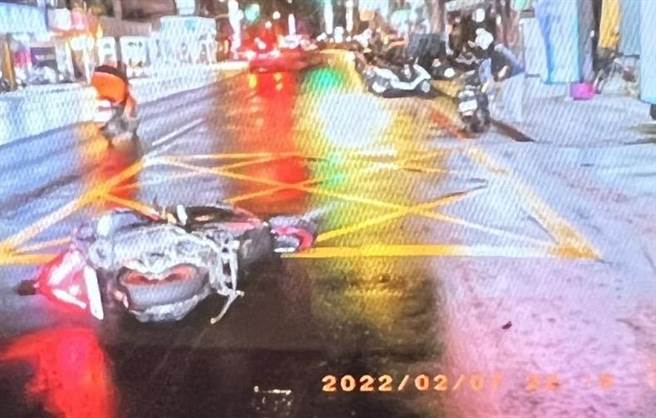 23岁陈姓男子骑乘机车搭载22岁陈姓女友，今（7日）晚间9时许，行经新北市新店区建国路，不慎擦撞正要穿越马路的62岁黄姓妇人。（翻摄）