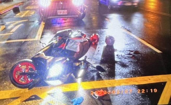 23岁陈姓男子骑乘机车搭载22岁陈姓女友，今（7日）晚间9时许，行经新北市新店区建国路，不慎擦撞正要穿越马路的62岁黄姓妇人。（翻摄）