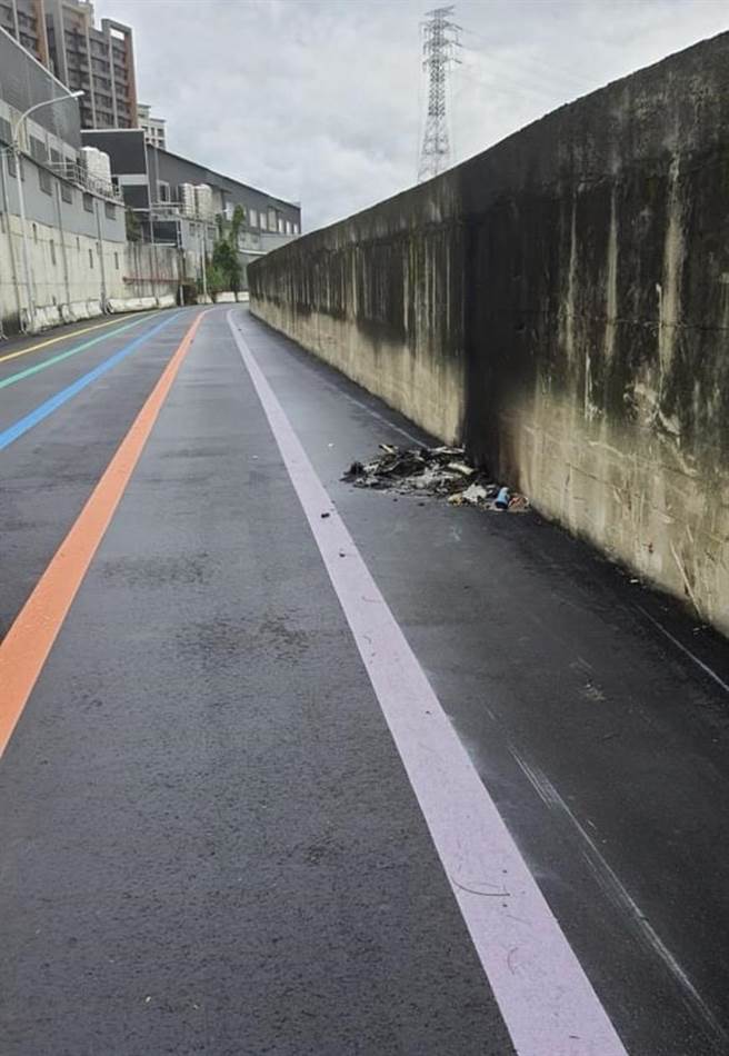 才刚启用　五股彩虹新跑道就遭不肖人士烧废弃物薰黑（翻摄自脸书我是五股人／戴上容新北传真）
