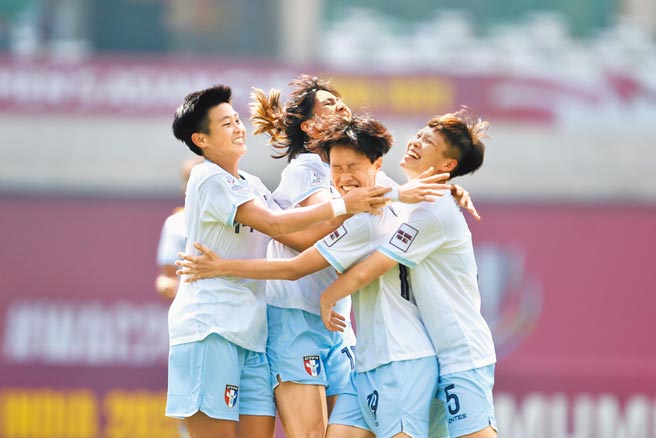 亚洲杯女子足球附加赛，中华女足6日以1比2不敌越南，想进军世界杯得再等等，下一次机会是力拚2023年初的洲际附加赛。图为中华女足苏育萱（右二）破门后，队友相拥画面。（中华足协提供）