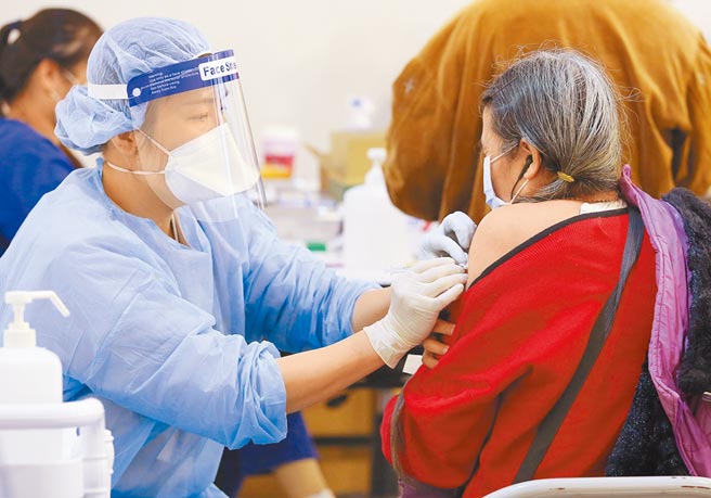 第21期公费疫苗119万人完成预约，今起开始施打。图为新北市政府开设「机动疫苗接种站」，施打对象为接种1、2、3剂皆可以，6日民眾顶着寒冷天气前往施打莫德纳疫苗。（陈俊吉摄）