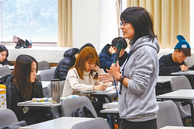 明年7月起新进教育人员退休金的退抚新制草案出炉，修法通过后，公私校教师年资可相互採计，以利教育人才流通。图为大学生上课情形。（本报资料照片）