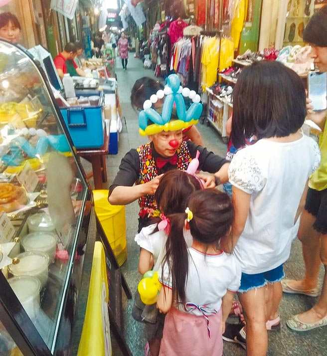 「長桌市集」引進青創與特色店家進駐，成功吸引親子人潮進入中央商場。（呂正洋提供）