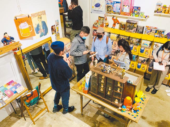 新竹市旧城区中央形象商圈周遭近年出现不少特色小店，将古宅翻新、重新赋予新活力，带来文青气息与特色。