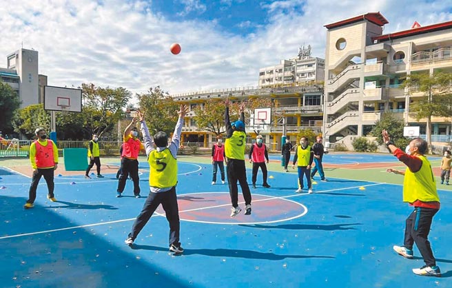 寒假期间，25位新北的国小校长参加「阵地攻守球类教学模组」专业社群体育教学模组研习，平日忙于行政的校长们纷纷拿起球类，认真设计起趣味性的体育课程。（新北市教育局提供／戴上容新北传真）