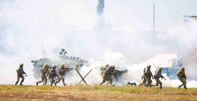 图为乌克兰总统泽伦斯基于2021年8月9日前往尼古拉耶夫和敖德萨地区视察军队防务。（摘自乌克兰总统府官网）