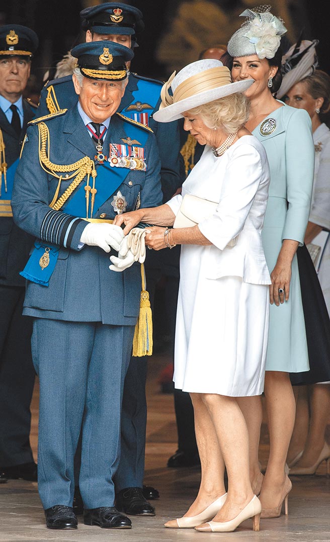英女王伊麗莎白二世宣布，希望王儲查爾斯王子登基時，他的妻子卡蜜拉（Camilla）能成為王后。2018年7月查爾斯王子（左）及妻子卡蜜拉（右）在倫敦參加皇家空軍100周年慶典。 （新華社）
