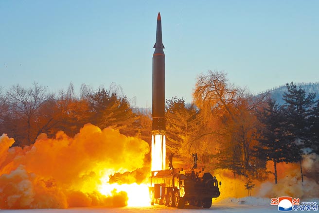 路透6日引述联合报机密报告，指出北韩透过对加密货币交换发动网路攻击，不但已成为平壤的重要收入来源，更为其大规模杀伤武器筹措研发资金。图为1月8日，北韩成功试射一枚高超音速导弹。（新华社）