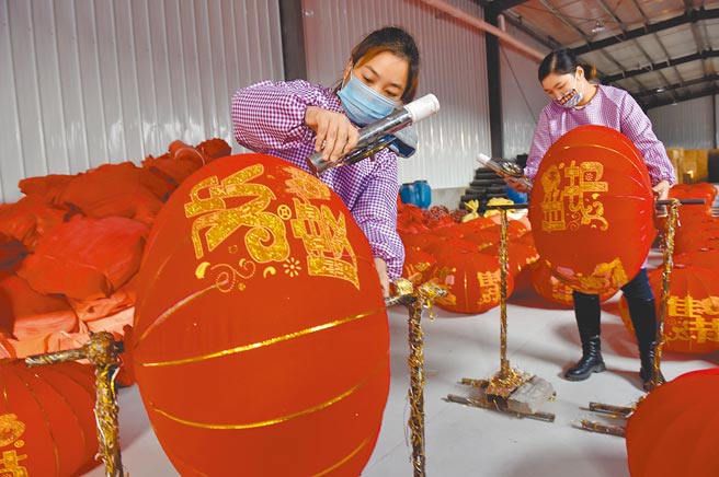 为追求「稳增长」，大陆各地许多建设在春节「重点项目不停工、重点企业不停产」。图为河北刑台市一家灯笼作坊的工人在制作灯笼。（新华社）