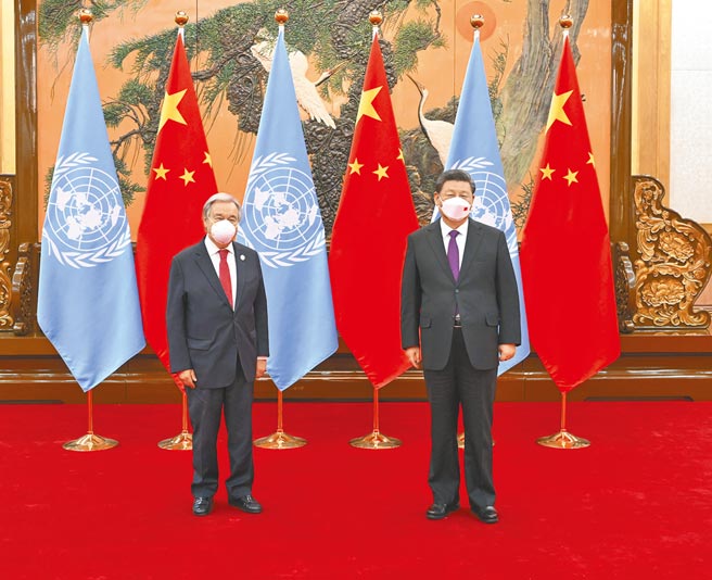 大陆国家主席习近平（右）5日在北京会见联合国秘书长古特雷斯。（新华社）