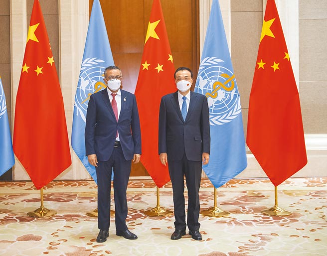 大陆国务院总理李克强（右）5日在北京会见世界卫生组织秘书长谭德塞。（新华社）