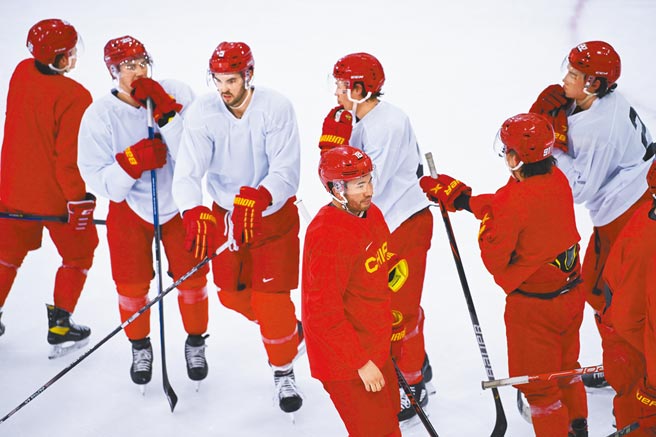 北京冬奥冰球项目10日将上演中美大战，不过中国队25名球员中，有19名是归化洋将。图为中国男子冰球队2日训练场面。（新华社）