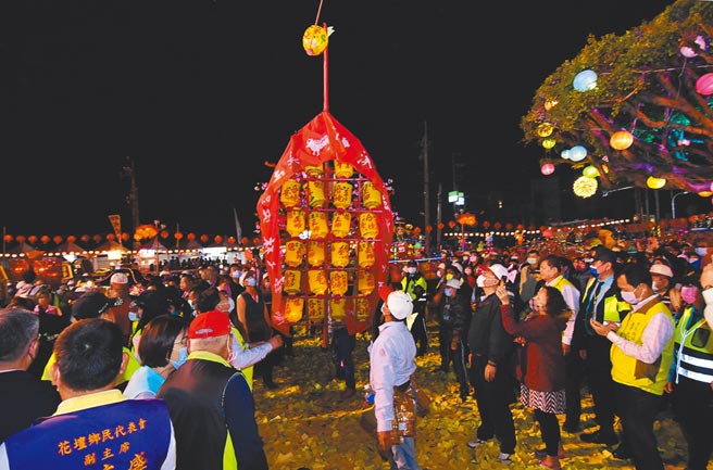 歷经战乱也不曾中断的彰化县花坛乡白沙坑迎灯排，今年迈入第194年，受到疫情衝击，庙方6日下午召开临时会讨论，决议元宵节一连3天的灯排遶境要延期。（本报资料照片）