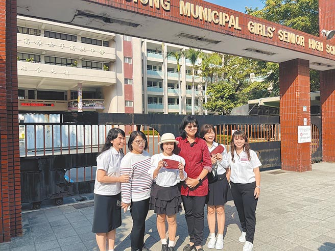 高雄女中校门改建，意外成为春节期间打卡热点，不少校友回娘家顺便回母校拍照留念。（高雄女中提供／曹明正高雄传真）