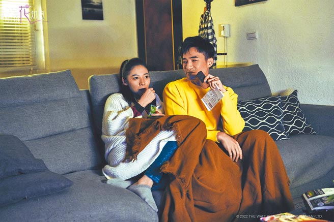 是元介（右）、谢沛恩在《如果花知道》饰演一对恋人。（卫视中文台提供）